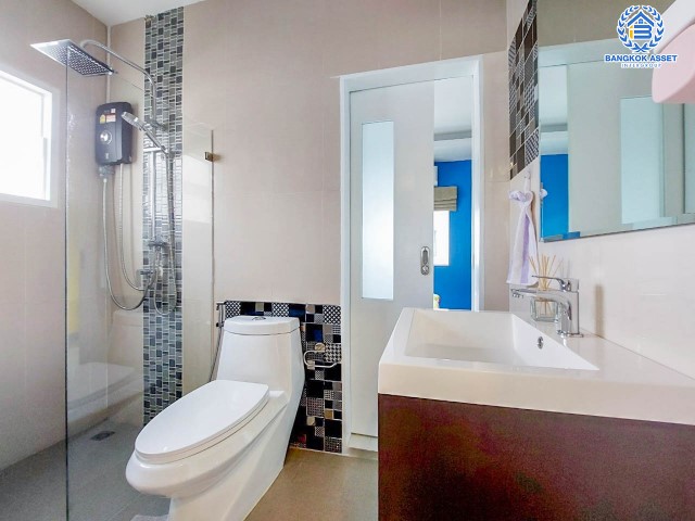 *****บ้านเดี่ยวมือสองย่านกรุงเทพฯ ม.แลนซีโอ รามอินทรา-วัชรพล เนื้อที่กว้าง 54.20 ตร.ว. ฟังก์ชัน 3 ห้องนอน 3 ห้องน้ำ ที่จอดรถ 2 คัน บนทำเลใกล้ทางด่วนรามอินทรา และถนนวงแหวนกาญจนาฯฝั่งตะวันออก เชื่อมต่อรถไฟฟ้า 2 สายทั้งสายสีชมพู "สถานีวัชรพล" และสายสีเขียว "สถานีสะพานใหม่" ใกล้จุดขึ้นทางด่วน "ฉลองรัช" จองเลย!